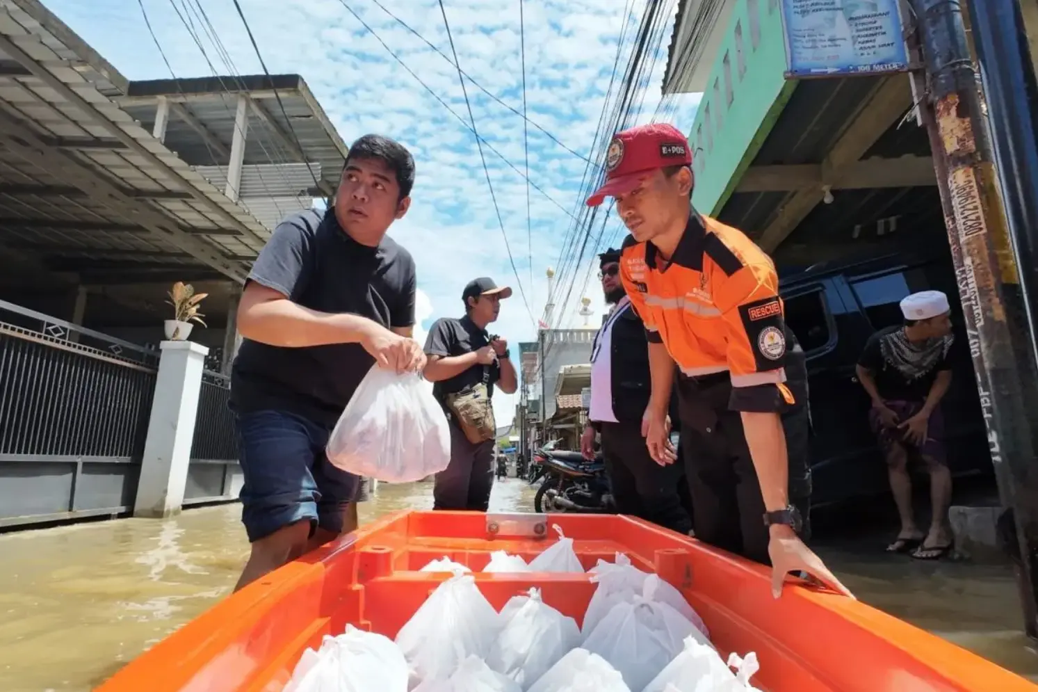 Pemprov Jabar Gerak Cepat, Salurkan Bantuan dan Evakuasi Warga Terdampak Banjir di Kabupaten Bandung