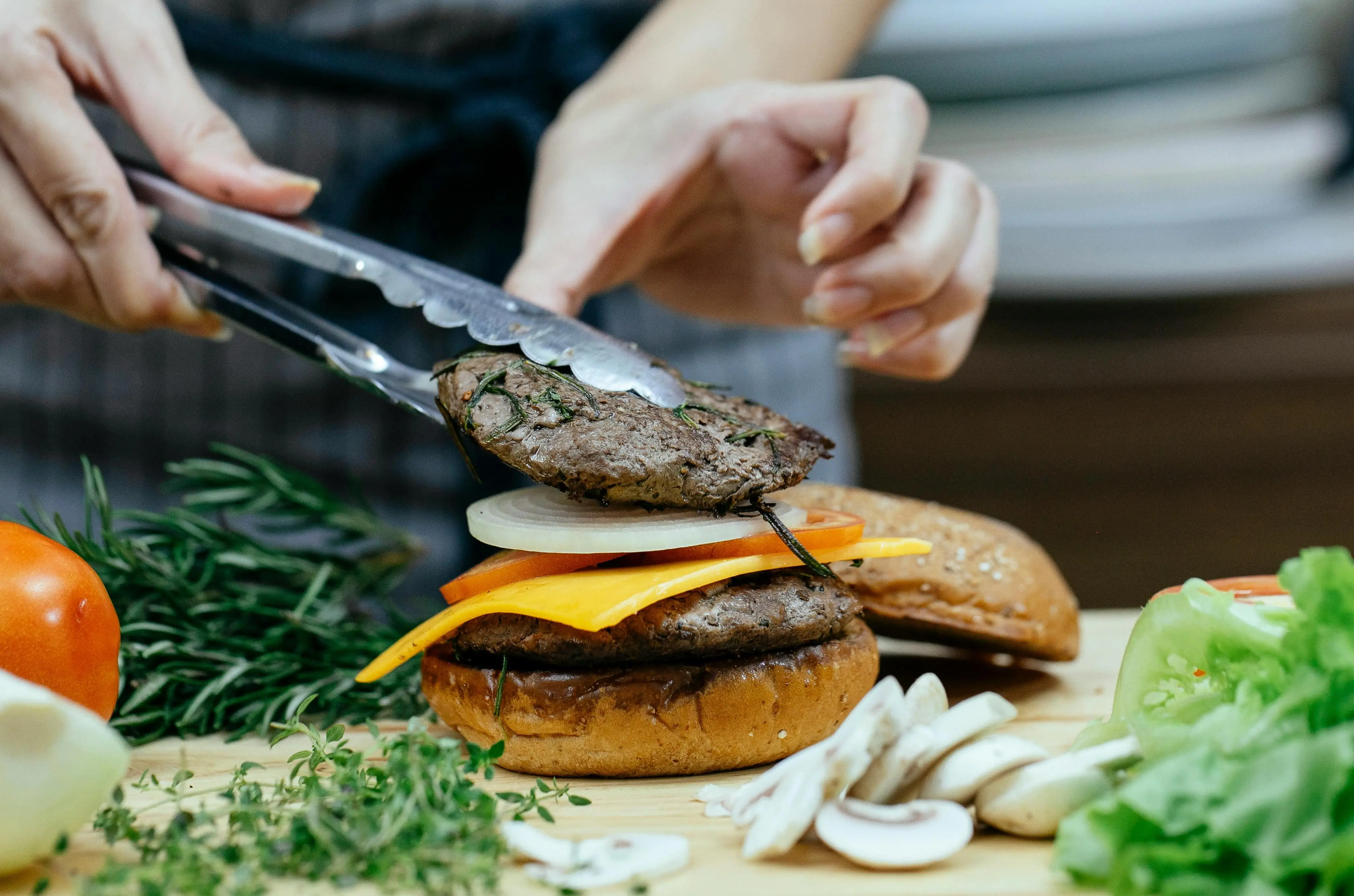 Ilmu Rasa di Balik Patty Sempurna: Cara Mengoptimalkan Umami dalam Daging Burger