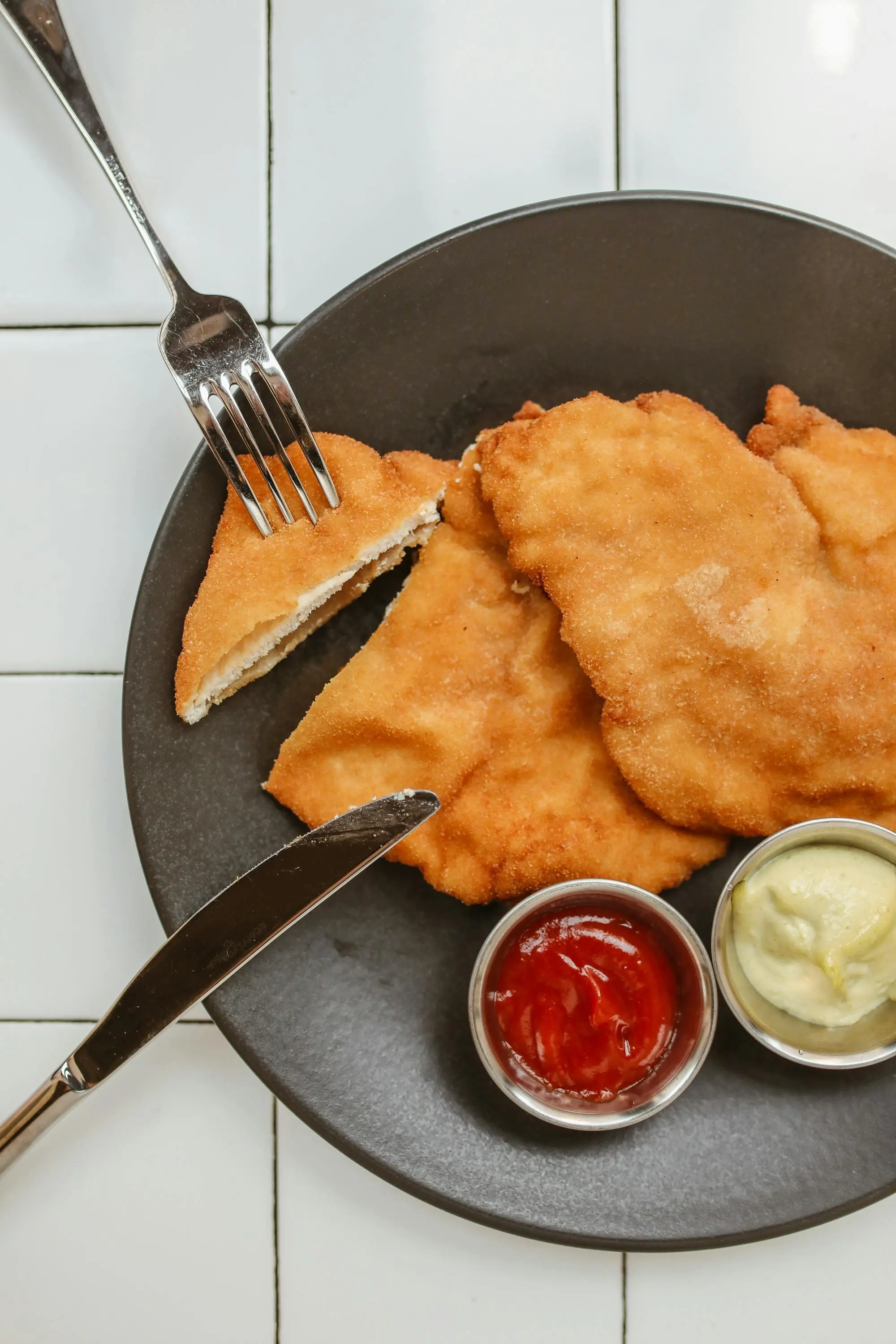 Wiener Schnitzel: Mengungkap Rahasia Kelezatan Gorengan Tipis Ikonik dari Wina