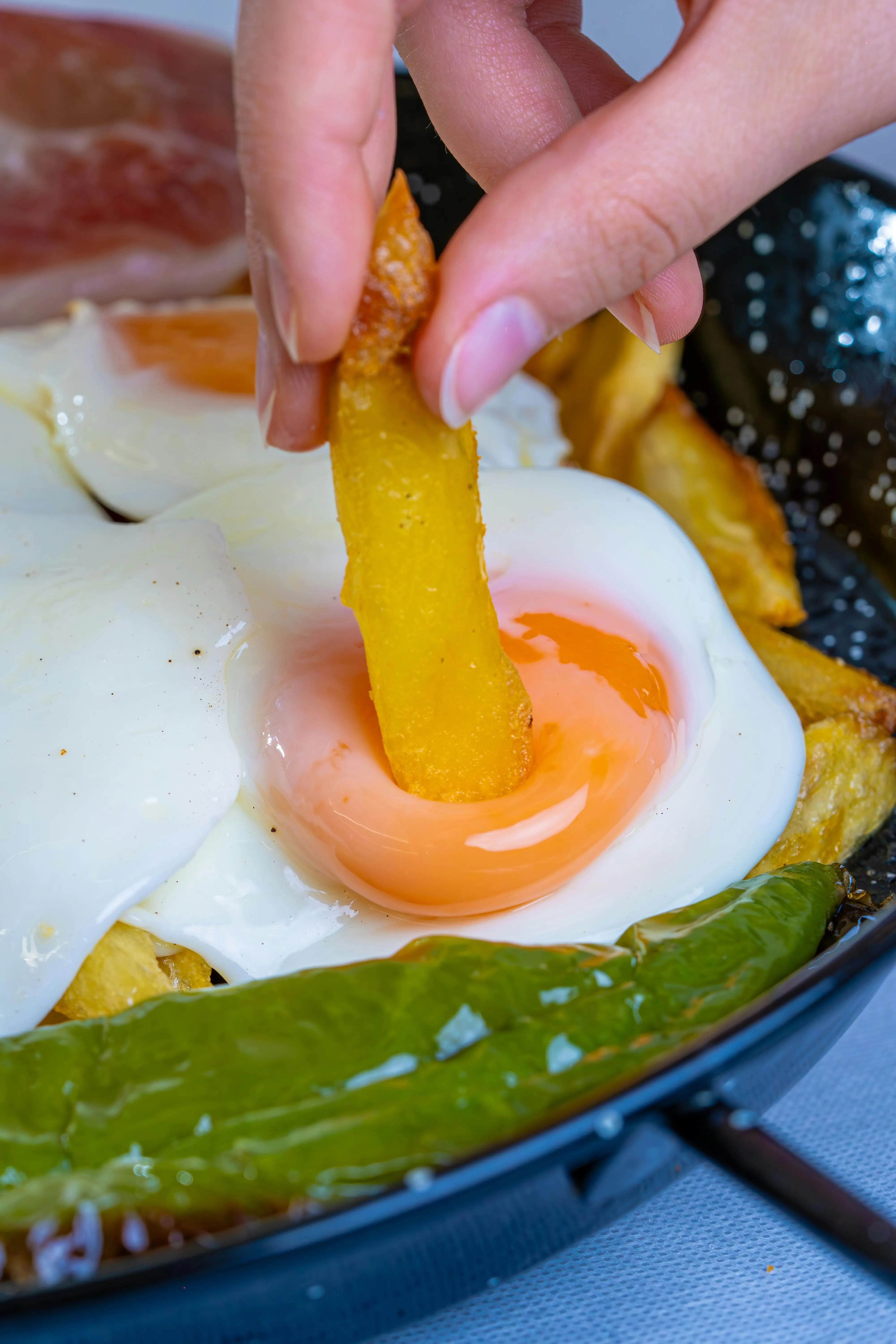Bukan Sekadar Sarapan: Rahasia di Balik Kelezatan Simpel Tren Kentang Goreng dan Telur
