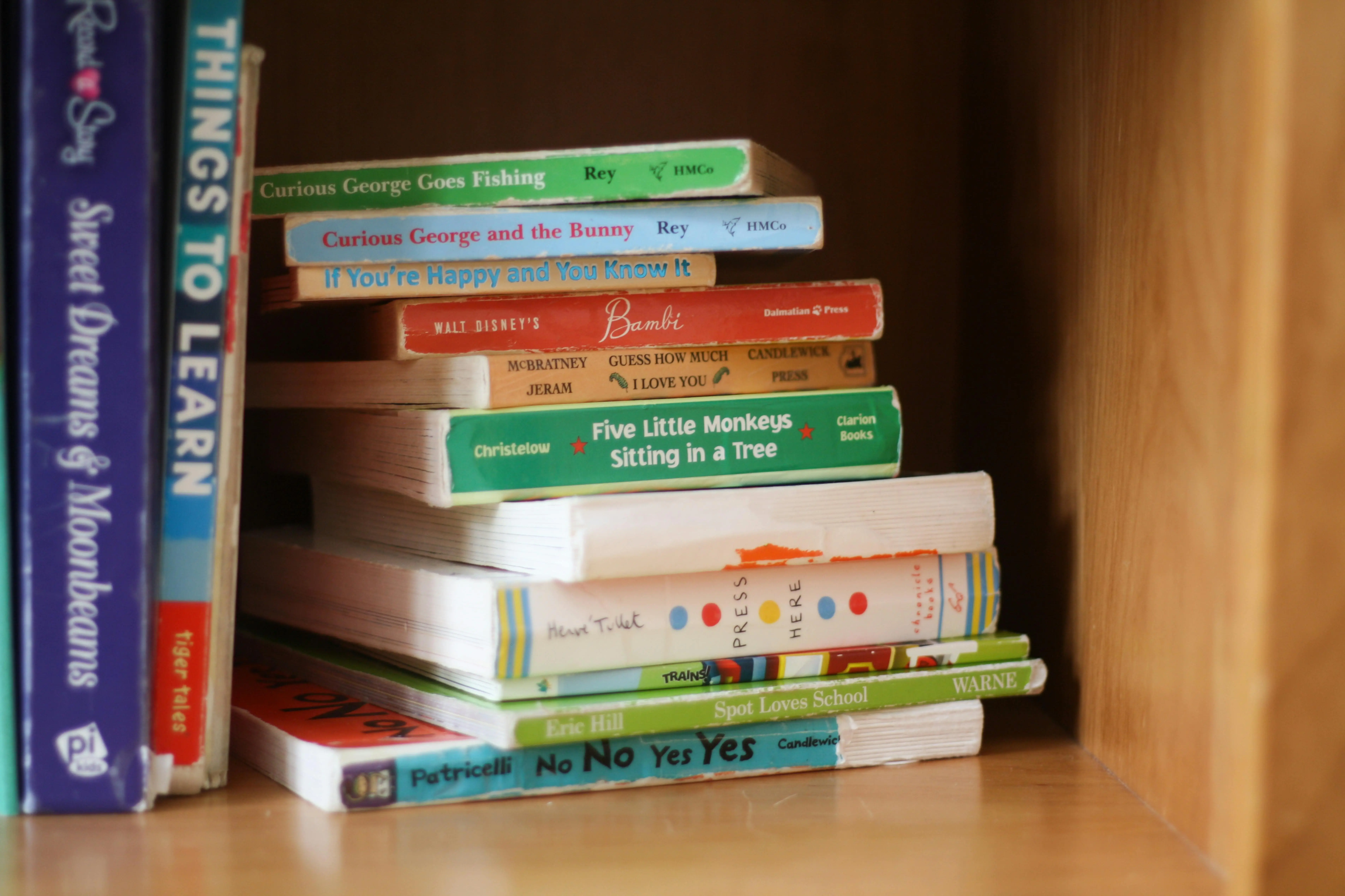Menghidupkan Minat Membaca di Sekolah Dasar dengan Buku Interaktif