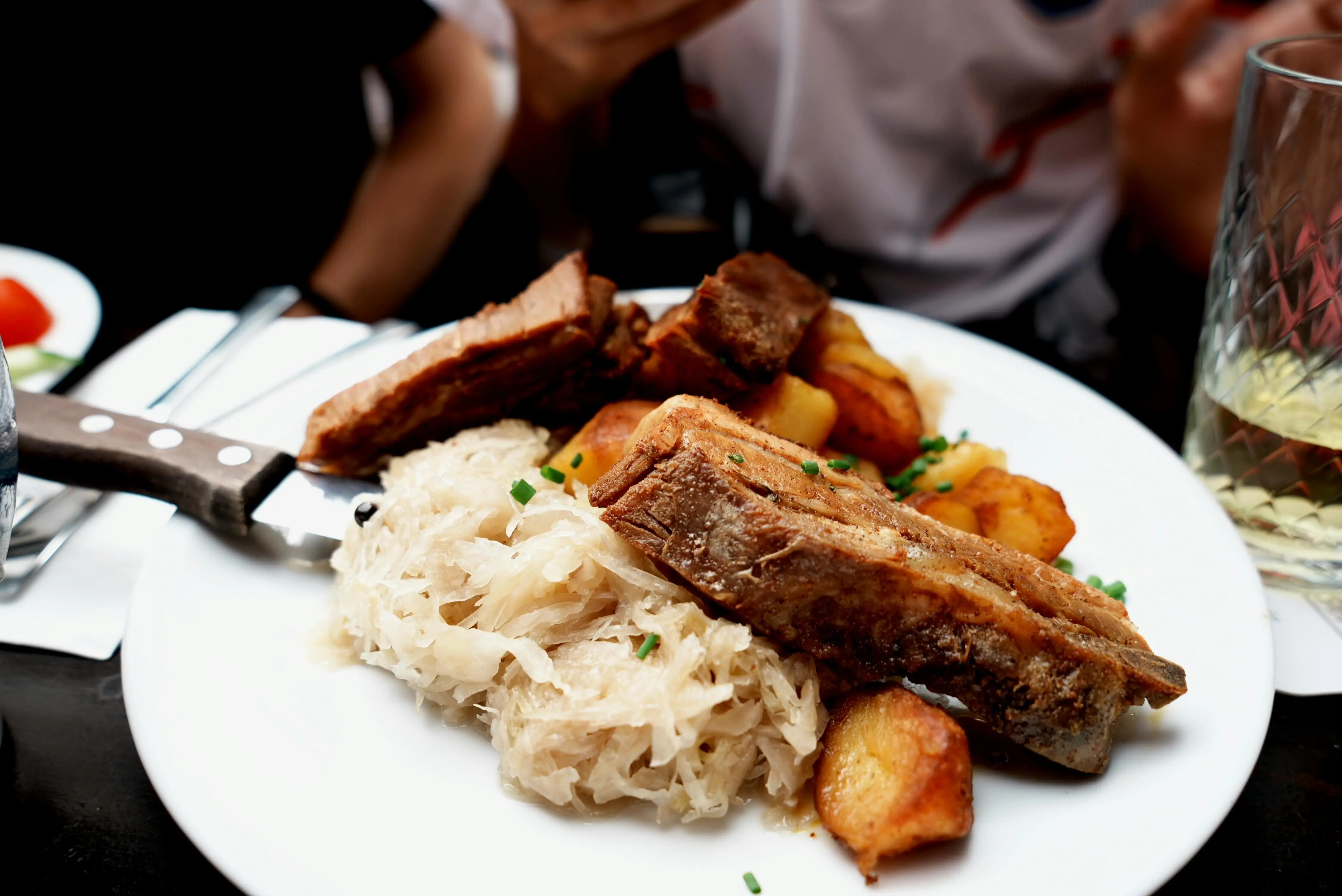 Rahasia Rasa Abadi: Sauerbraten Berlin, Mahakarya Daging Asam Manis Warisan Jerman