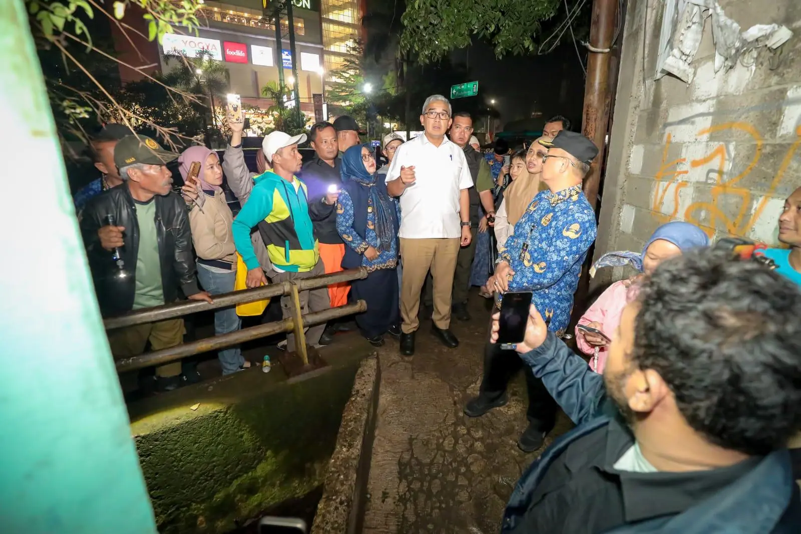 Tinjau Titik Banjir Babakan Ciparay, Farhan: Air itu Harus Dikasih Jalan Aliran