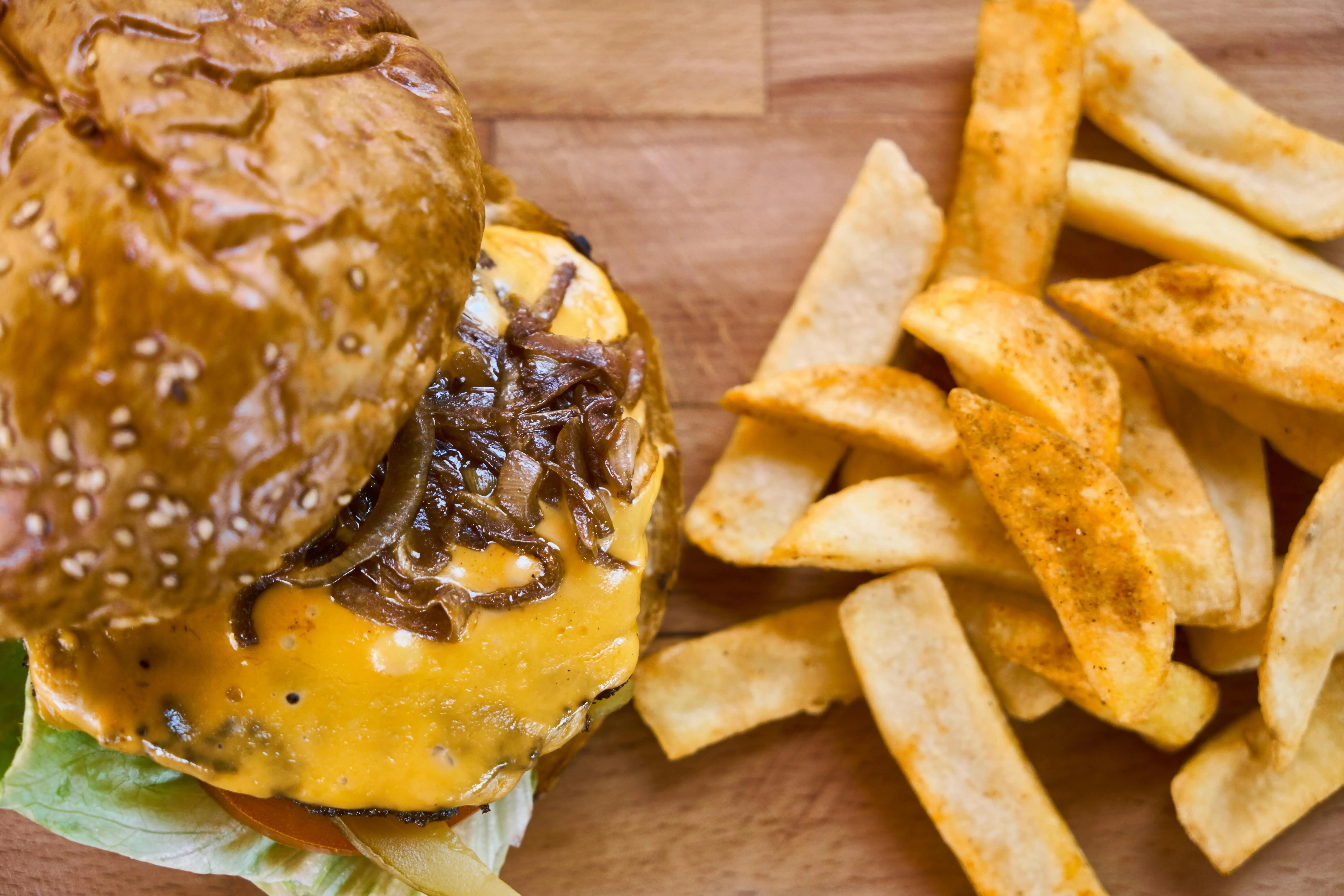 Bukan Bawang Biasa: Sentuhan Bawang Bombai yang Mengubah Burger Jadi Gourmet