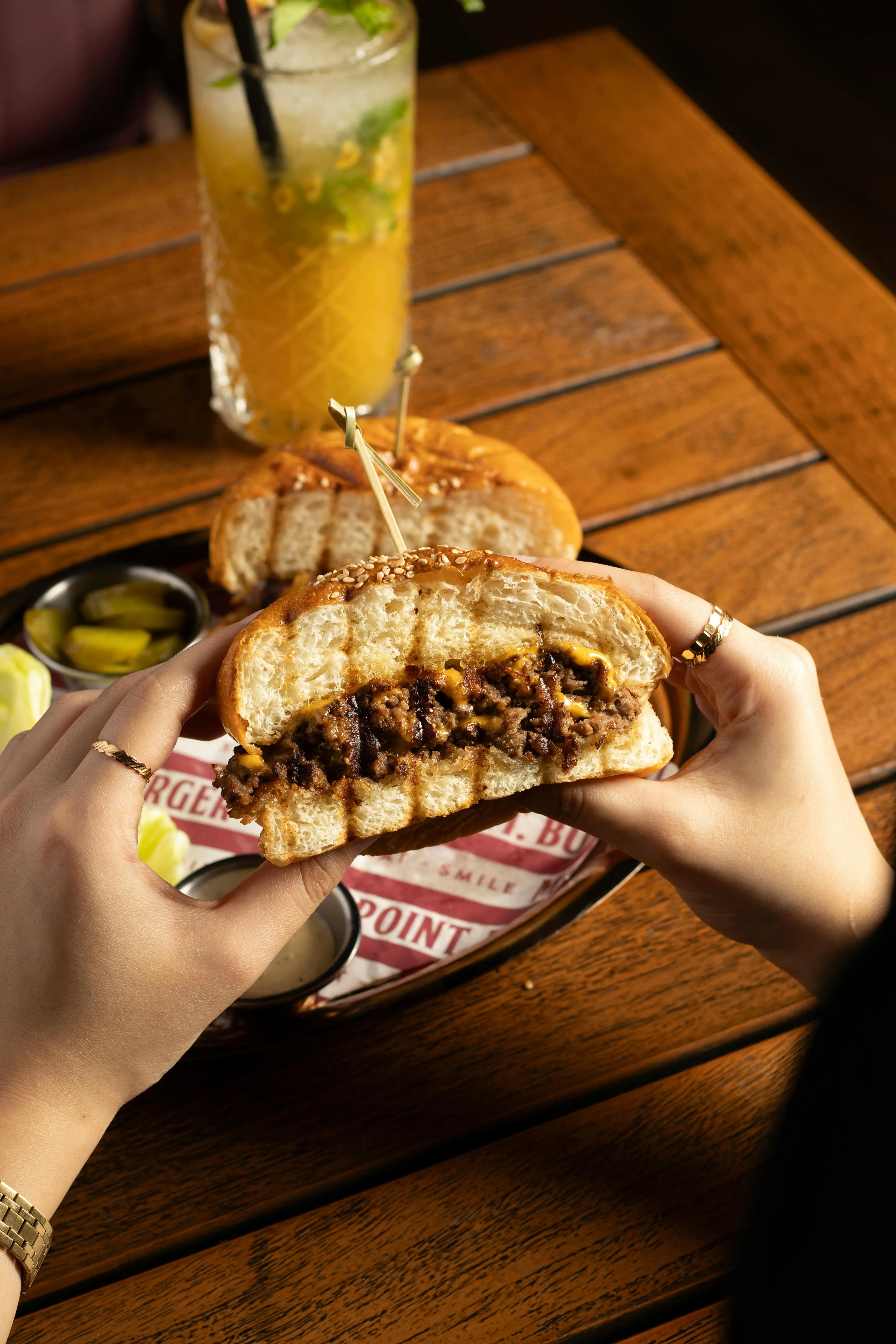 Bukan Sekadar Saus: Mengapa Chipotle Adalah Kunci Otentik Burger Ala Meksiko