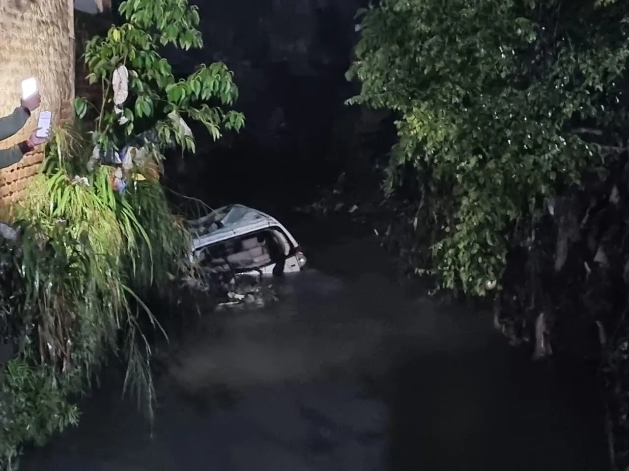Benteng Penahan Air Ambruk di Mekarrahayu, Ratusan Rumah Terendam dan Dua Mobil Hanyut Terbawa Arus