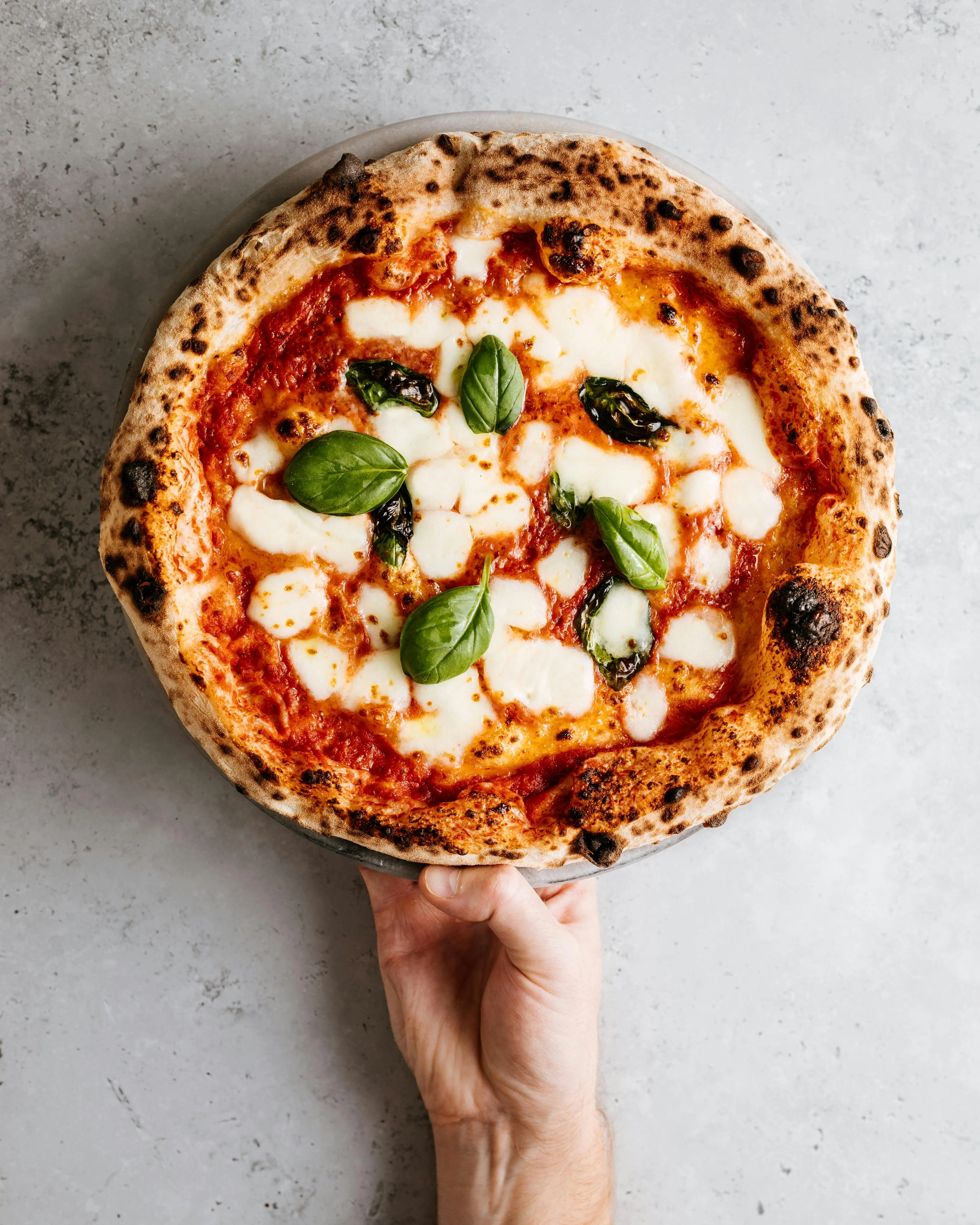 Pizza Margherita: Kisah Patriotisme Italia yang Terukir dalam Keju dan Basil