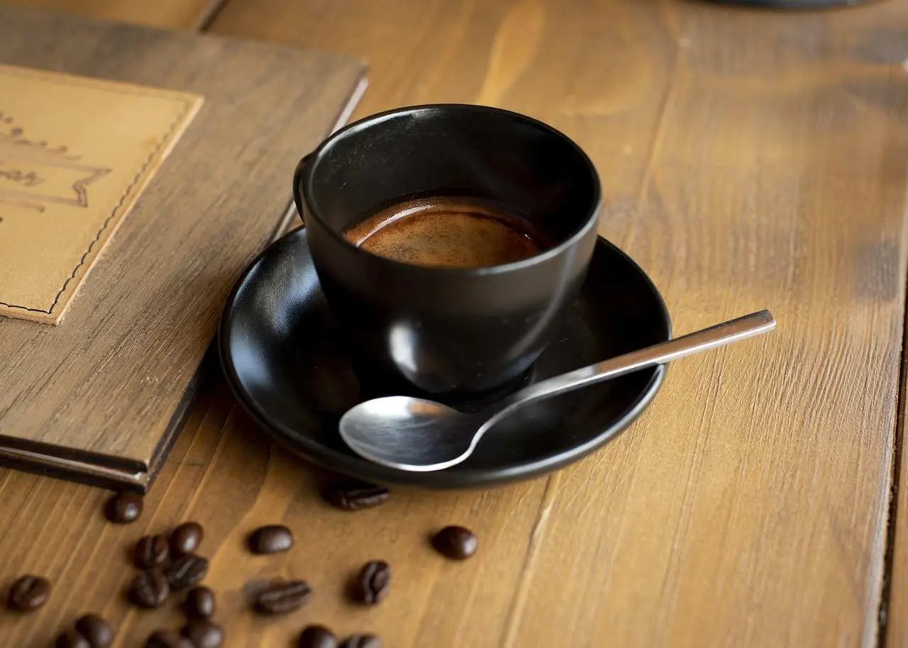 Berapa Lama Kopi Bisa Disimpan di Kulkas? Tips Menjaga Aroma dan Rasa Tetap Nikmat