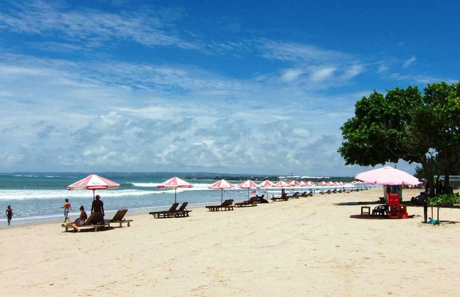 5 Pantai Terpopuler di Indonesia untuk Liburan Natal & Tahun Baru 2025