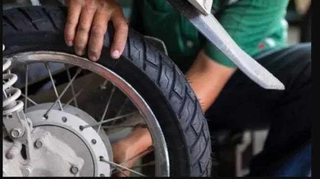 Kenapa Ban Motor Sering Kempes Meski Tidak Bocor? Ini Penyebab dan Solusinya