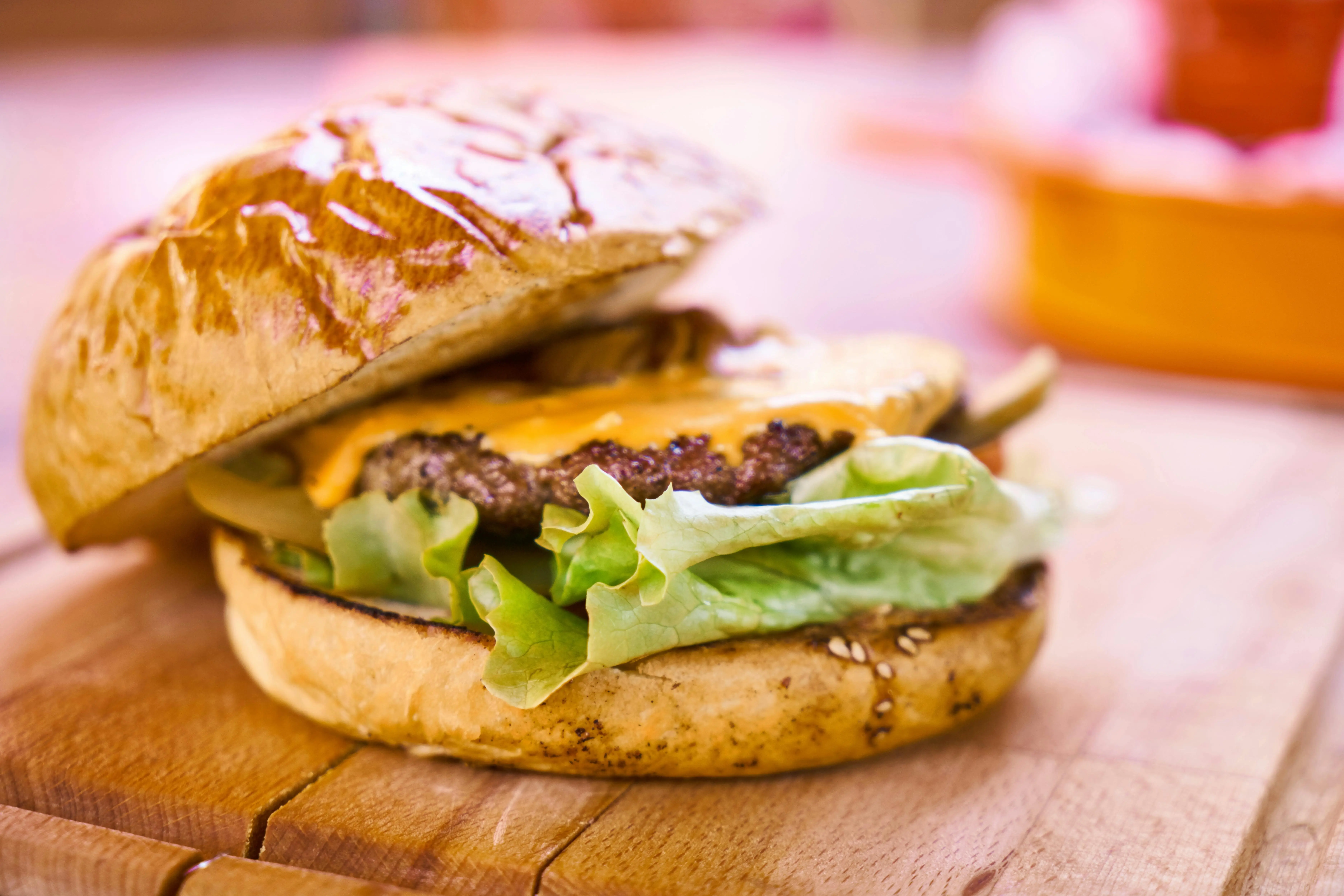 Bukan Roti Biasa: Kenapa Kelembutan Brioche Mampu Angkat Level Rasa Burger Anda