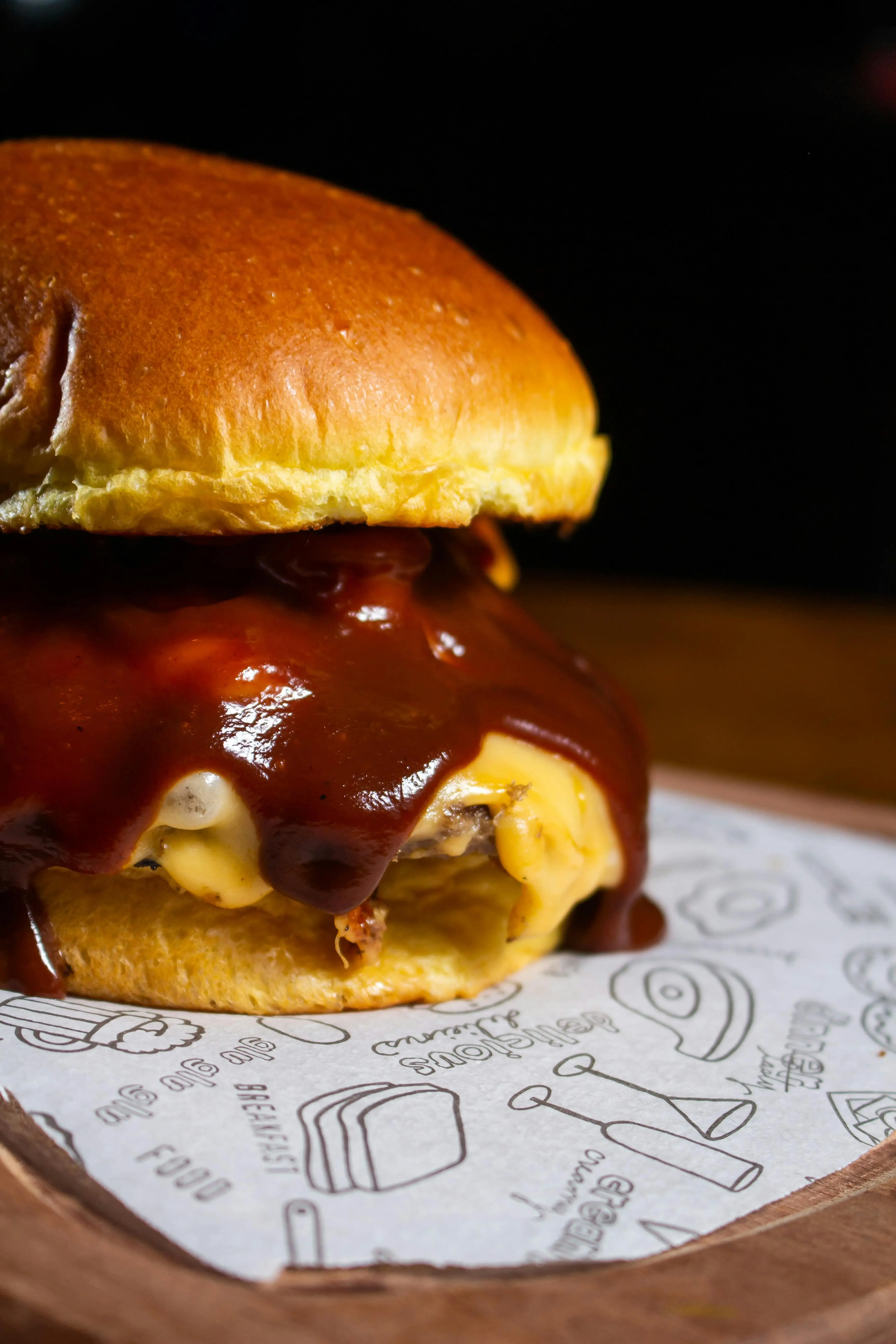 Lupakan Saus Botolan! Ciptakan Saus BBQ Homemade Terbaik untuk Burger Panggang