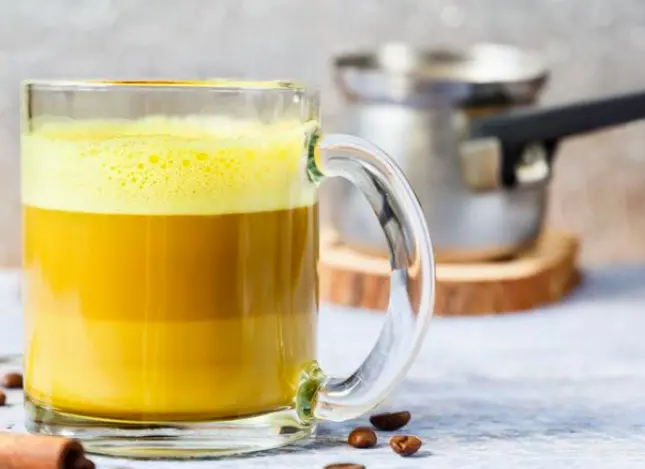 Minuman Kekinian Sehat: Turmeric Latte untuk Daya Tahan Tubuh dan Pencernaan
