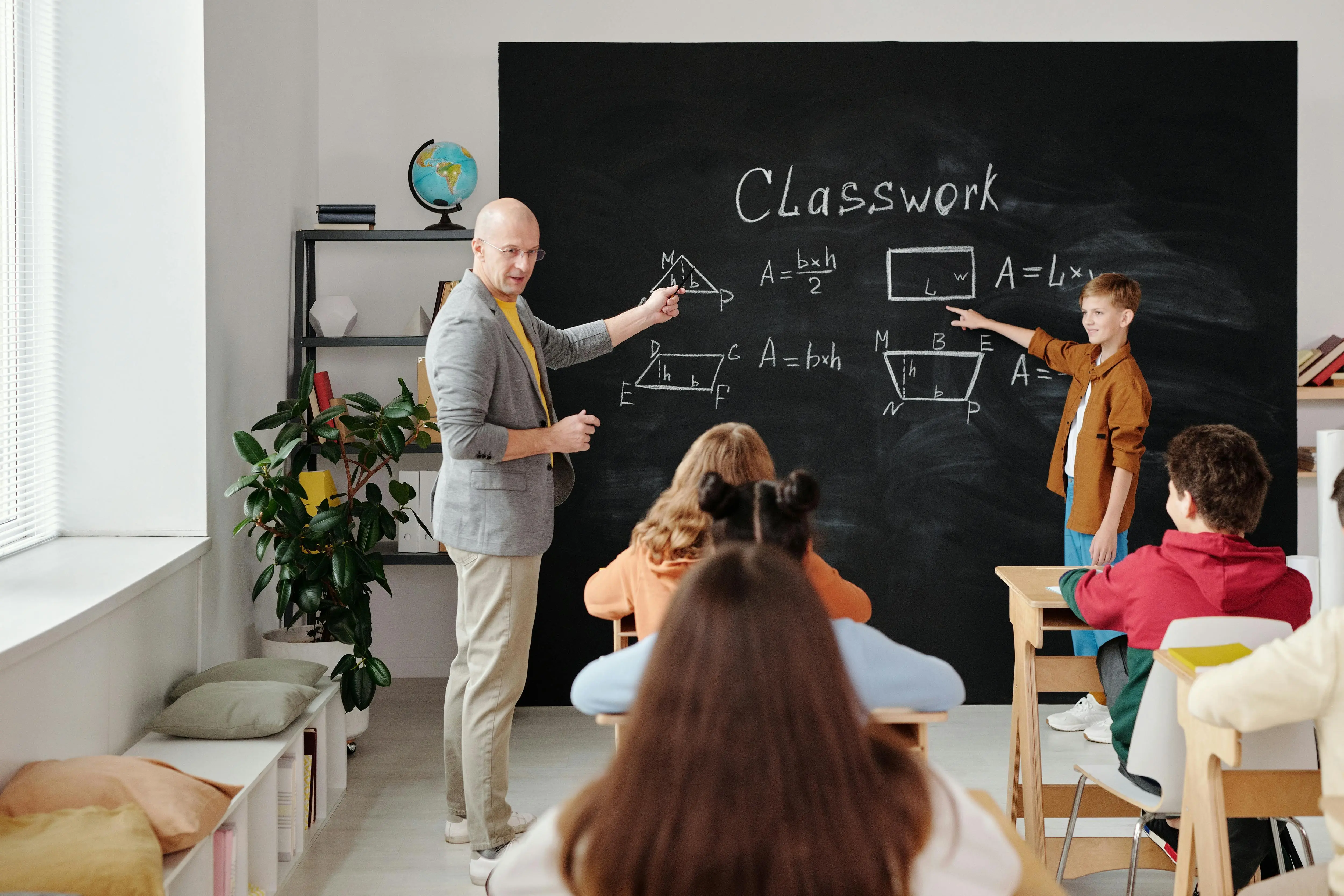 Kekuatan Senyum Guru: Kunci Ajaib Membuka Motivasi Belajar Siswa