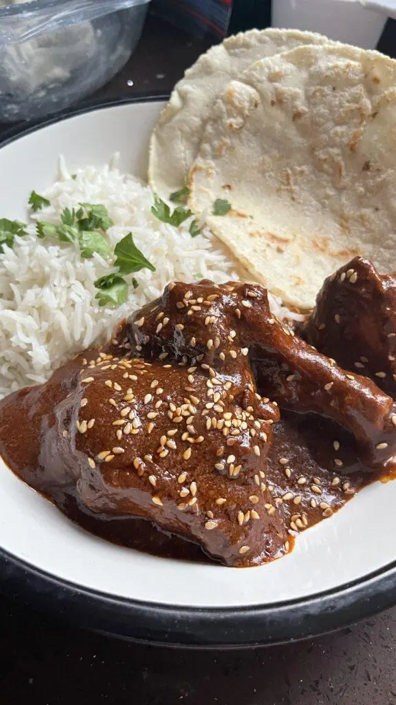 Bukan Cuma Saus Cokelat: Mengungkap Kompleksitas Rasa Mole Poblano Meksiko