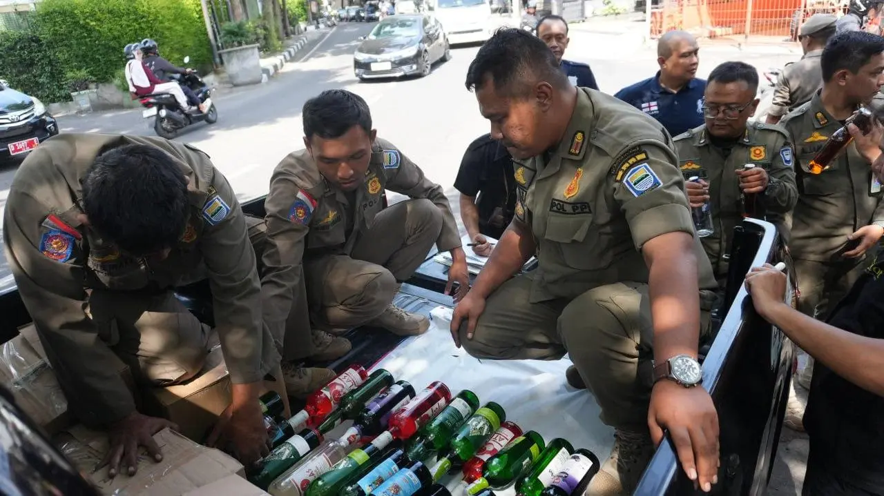 Untuk Menjaga Ketertiban Umum di Kota Bandung, Satpol PP Sita 134 Botol Minuman Beralkohol dan 1.303 Obat Ilegal