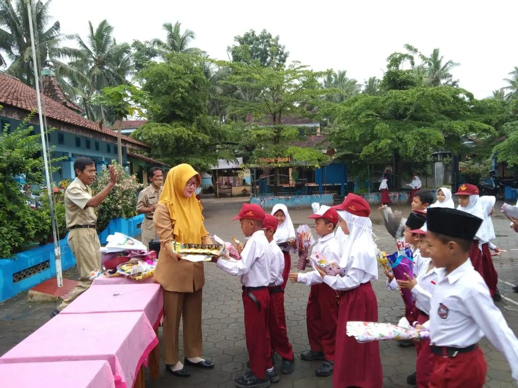 8 Ide Hadiah Sederhana dan Bermakna untuk Guru di Hari Guru Nasional 2025