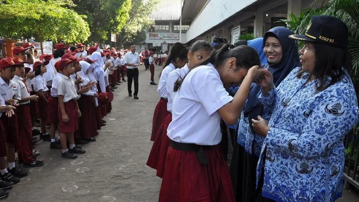 Hari Guru Nasional 2025: Siswa SD, SMP, SMA Belajar di Rumah di Beberapa Daerah, Guru Ikuti Upacara
