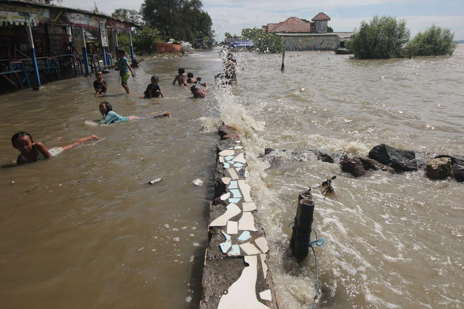 Apa Itu Banjir Rob dan Bagaimana Dampaknya bagi Warga Pesisir?