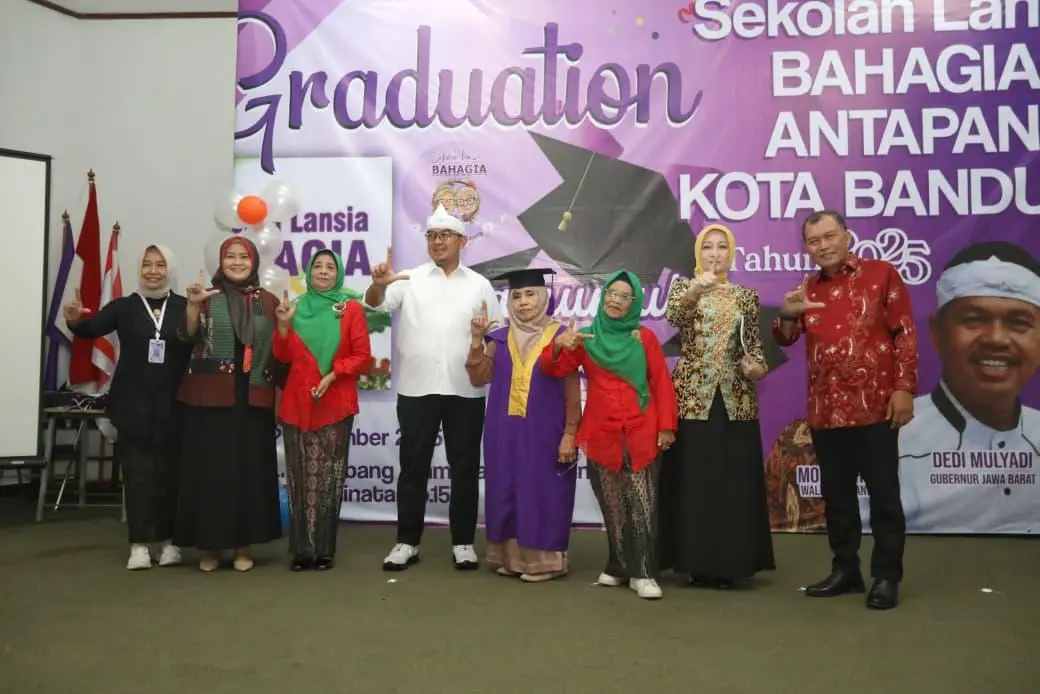 105 Siswa Sekolah Lansia Bahagia Antapani di Wisuda, Farhan: Tidak Ada Kata Terlambat Untuk Belajar