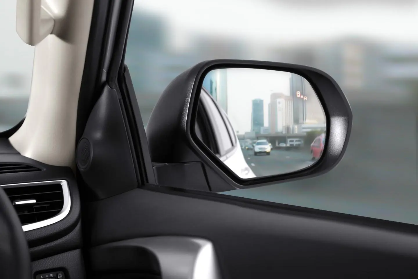 Waspada Blind Spot! Ini 4 Cara Ampuh Menghindarinya Saat Mengemudi Mobil