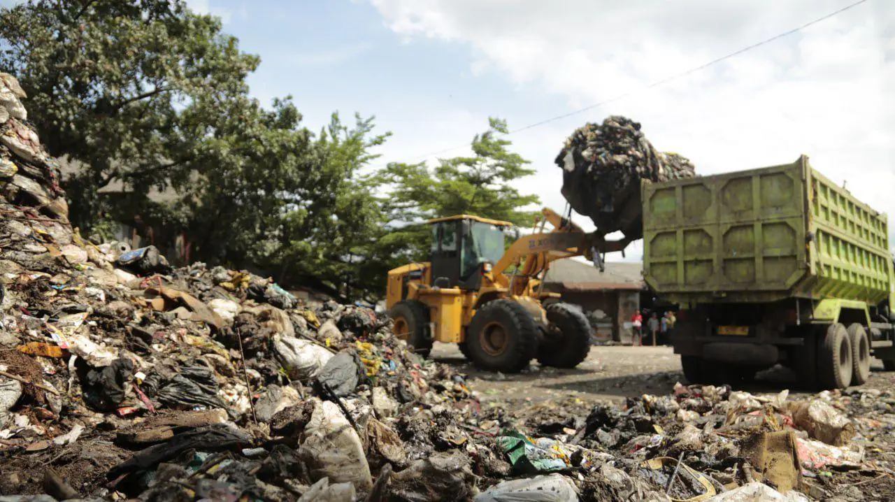 Pemkot Bandung Berupaya untuk Bisa Angkut Tumpukan Sampah di TPS Pasar Ciwastra yang Sudah Menggunung
