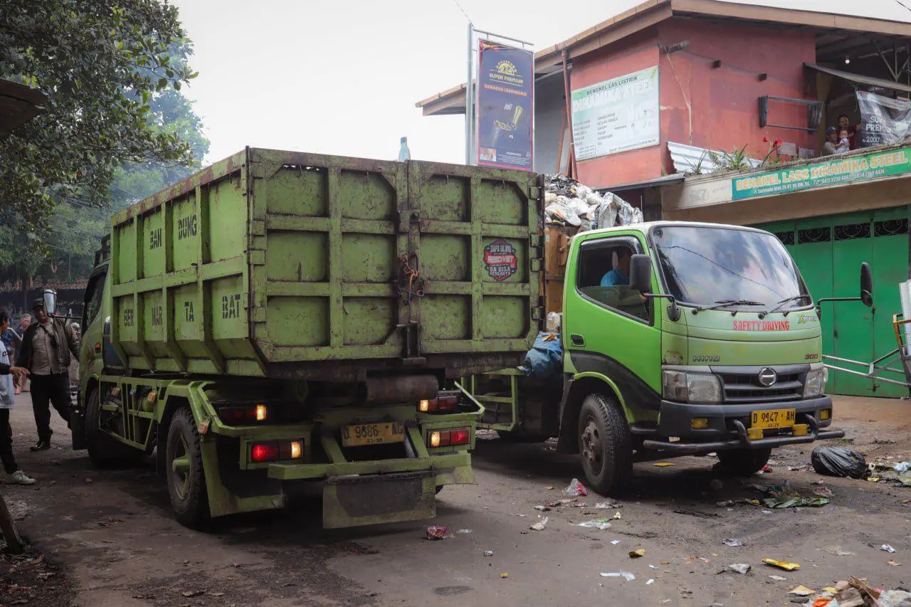 Tuntaskan Tumpukan Seberat 125 Ton Sampah di TPS Sarimadu, DLH Terapkan Sistem Rute Tertib Pengangkutan