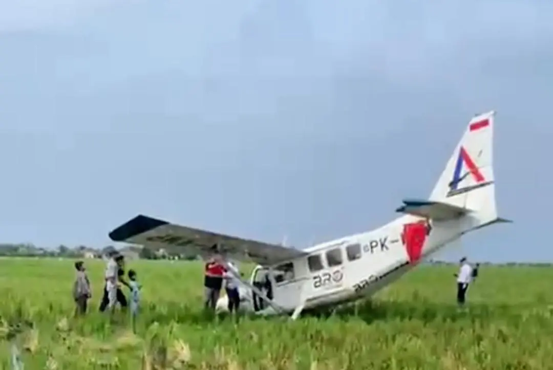 Pesawat Cessna Jatuh di Karawang: Tak Ada Korban Jiwa, Warga Padati Lokasi Kejadian