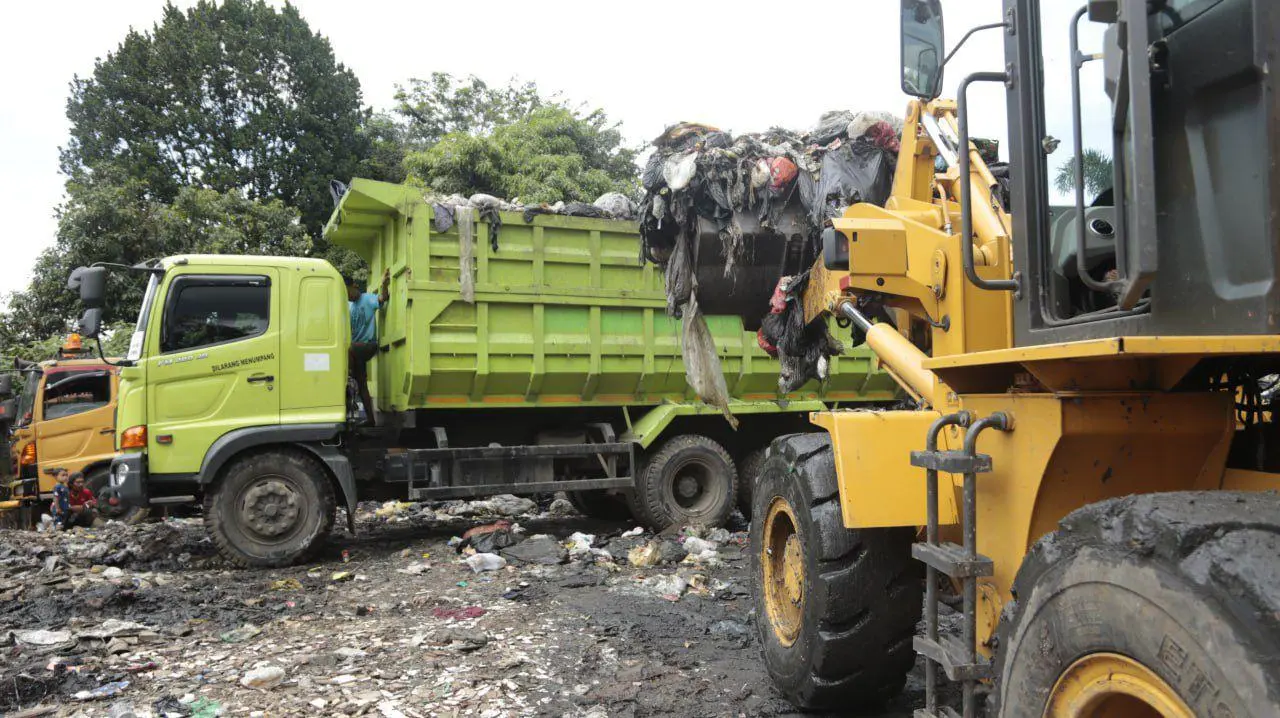 Kerahkan 8 Armada, Pemkot Bandung Angkut Sampah di Eks TPA Dago
