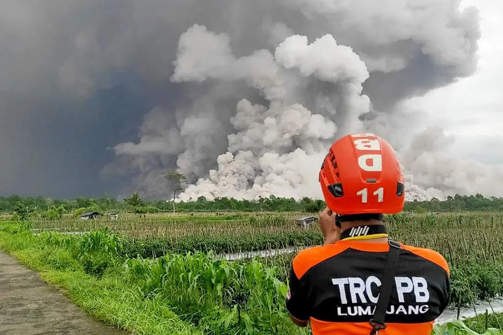 Pemantauan Berlapis Gunung Semeru Berlanjut, Tim Siaga 24 Jam untuk Keselamatan Warga