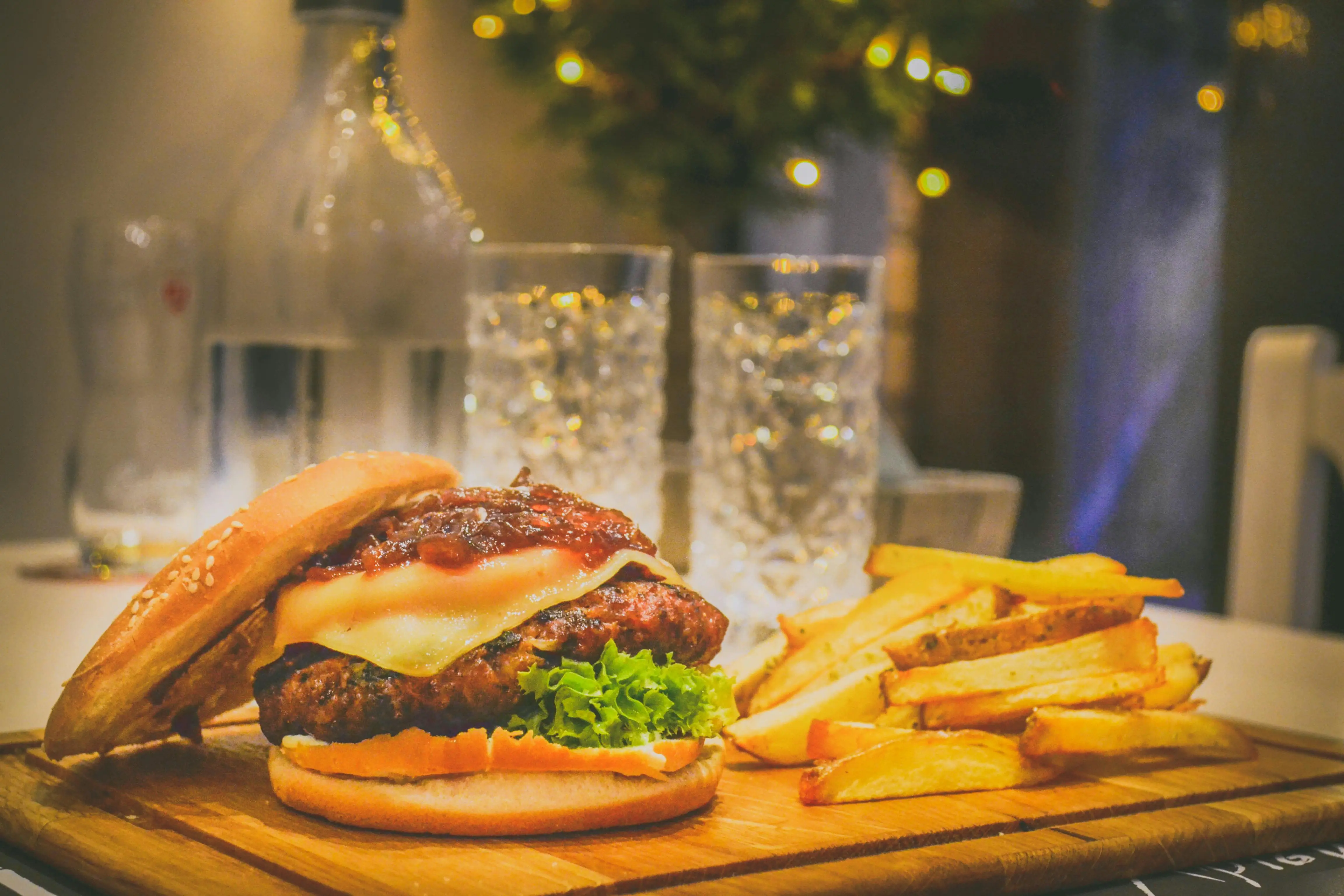 Filosofi di Balik Patty: Kenapa Burger Gourmet Begitu Spesial dan Burger Biasa Tetap Juara