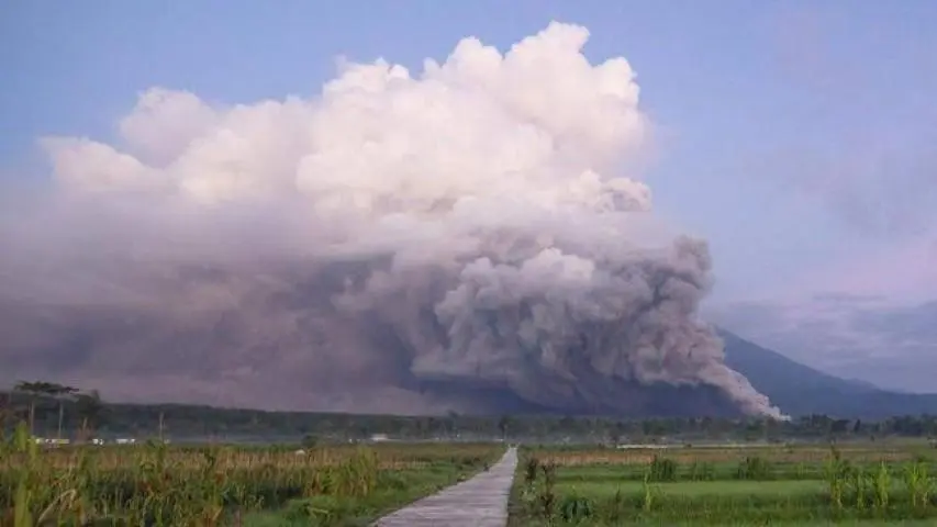 Gunung Semeru Erupsi Disertai Awan Panas 7 Km, Warga Diminta Tingkatkan Kewaspadaan