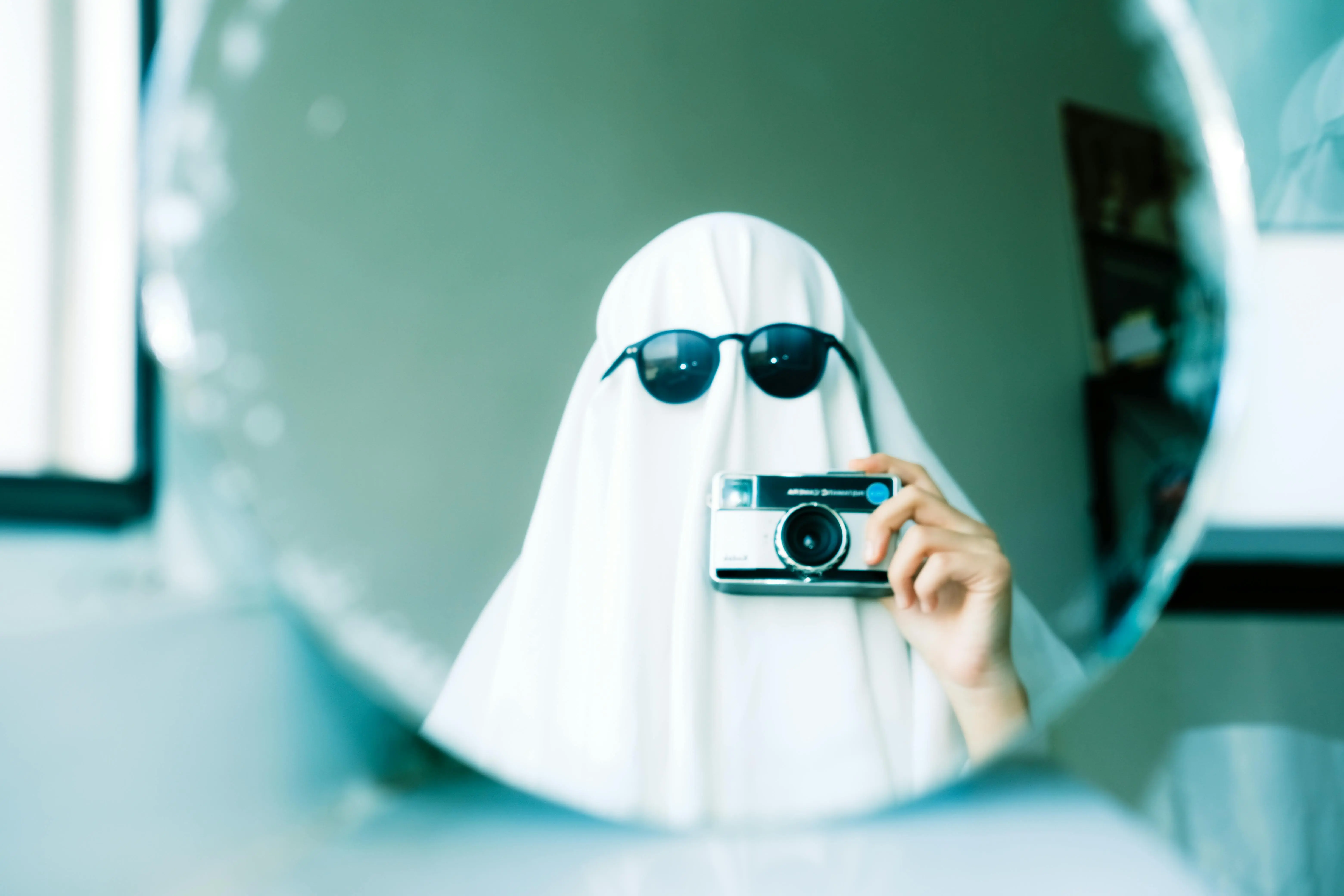 Hantu dalam Pixel: Mengupas Tuntas Fenomena Ghost Photography di Era Smartphone