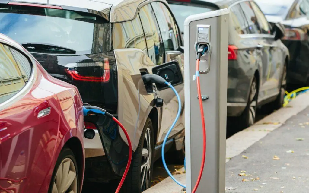 Perbandingan Mobil Listrik PHEV dan BEV: Fleksibilitas vs Emisi Nol