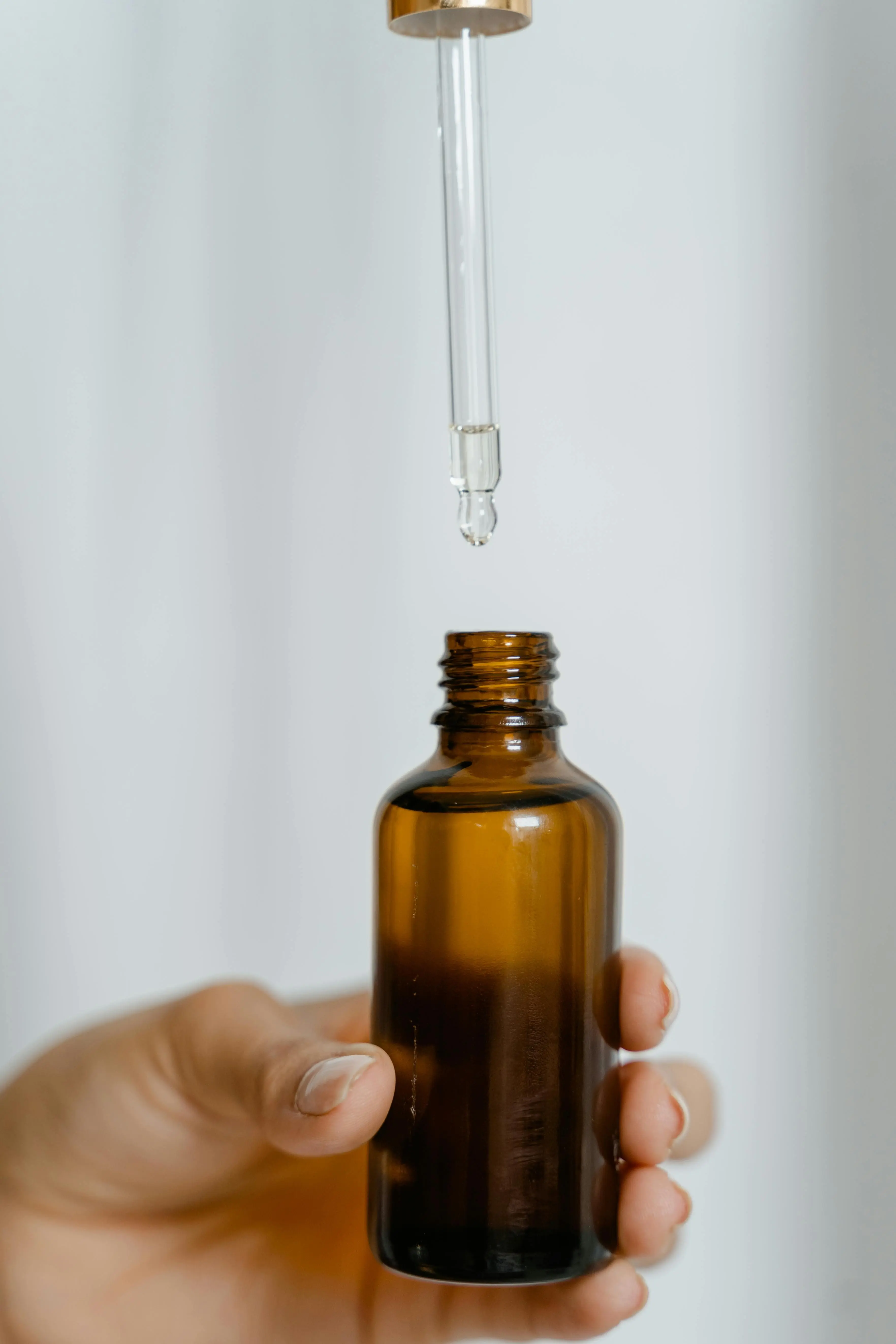 Bahan Alami Paling Dicari: Mengupas Tuntas Peran Minyak Kelapa di Produk Kecantikan Modern