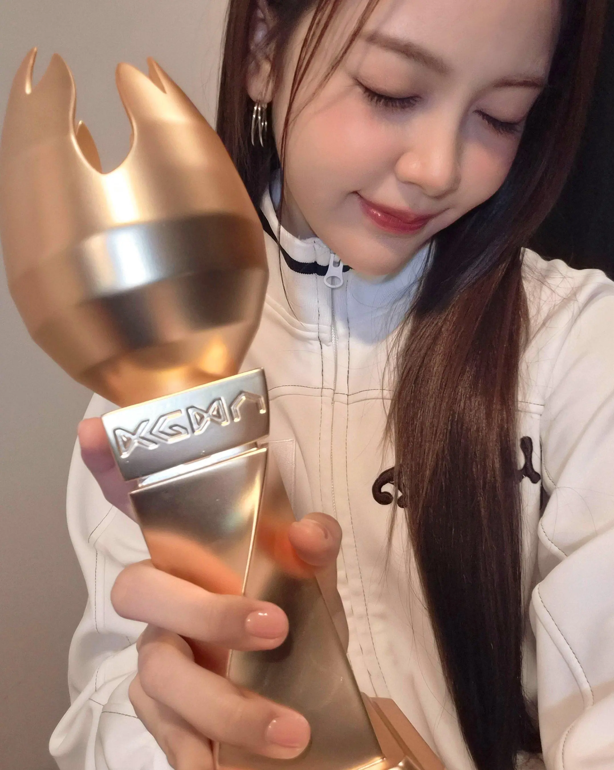 Gempar! Carmen dan V BTS Raih Trend of the Year di Korea Grand Music Awards 2025, Ini Daftar Lengkap Pemenang KGMA Day 2