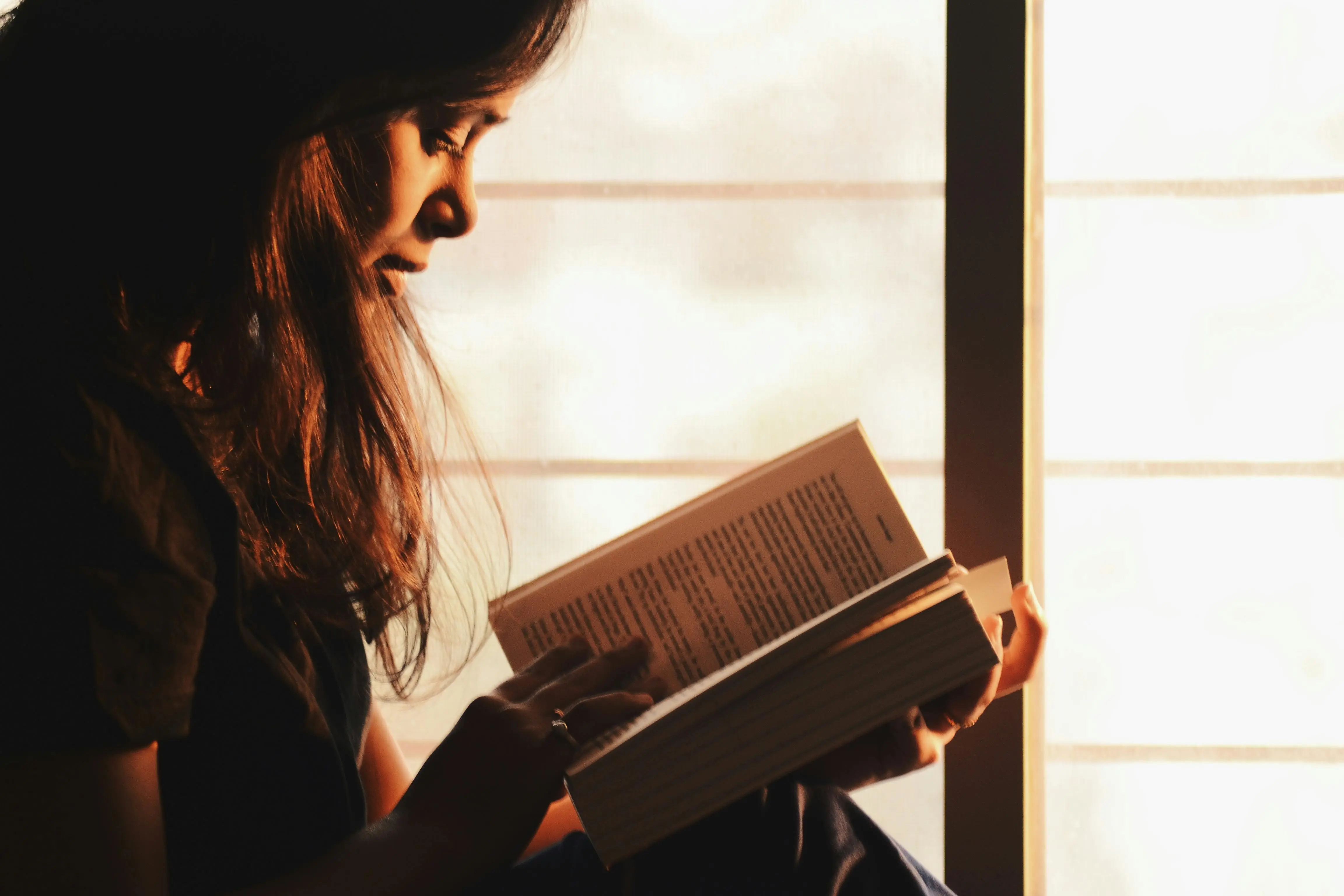 Mengapa Buku Masih Lebih Unggul dari Scroll Feed? Relevansi Membaca Mendalam di Era Digital