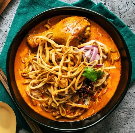 Menjelajahi Khao Soi Chiang Mai: Rahasia Kuah Kari Santan Krem, Pedas, dan Kaya Rasa