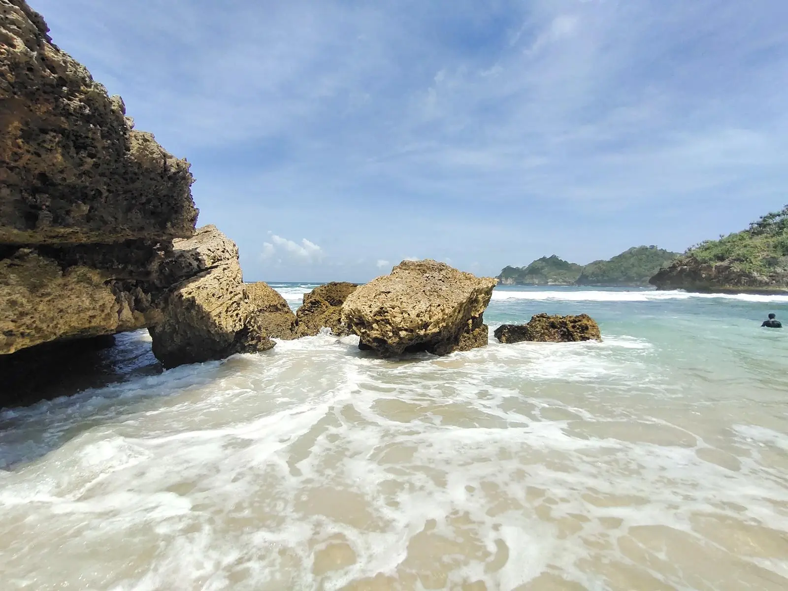 Pantai Selok Malang: Pesona Pasir Putih dan Karang Eksotis di Selatan Jawa Timur