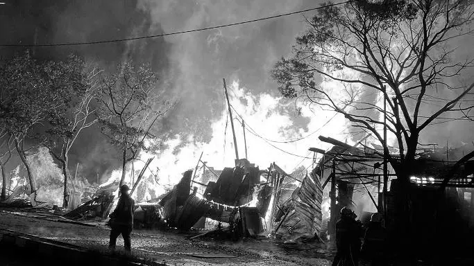 Damkar Bandung Butuh 7,5 Jam Padamkan Api di 18 Kios Kayu Sukahaji, Diduga Akibat Korsleting Listrik