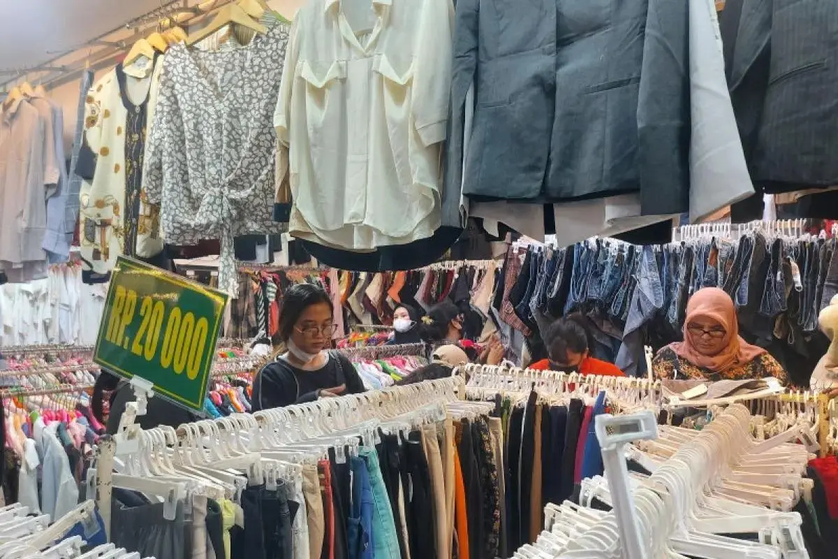 Apa Itu Baju Thrifting? Tren Hemat yang Kini Dilarang Jika dari Impor