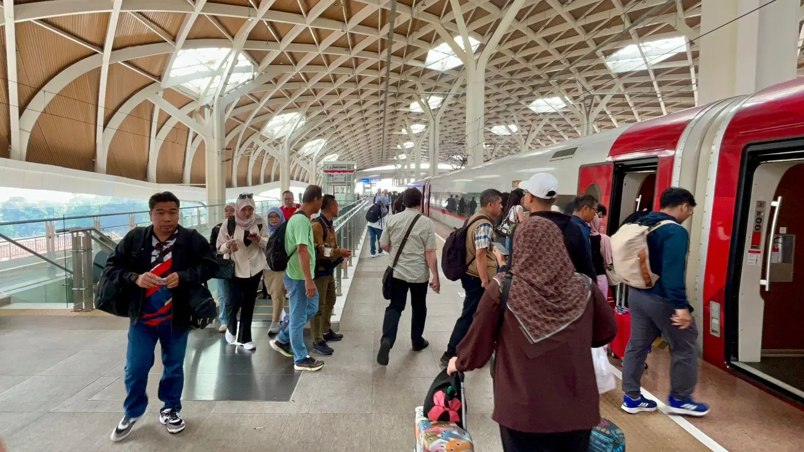 Panduan Lengkap Barang Bawaan dan Batas Bagasi Penumpang Whoosh, Jangan Sampai Kelebihan!