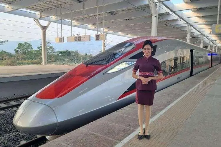 Mau Naik Kereta Cepat Whoosh? Begini Cara Pesan Tiketnya Tanpa Ribet