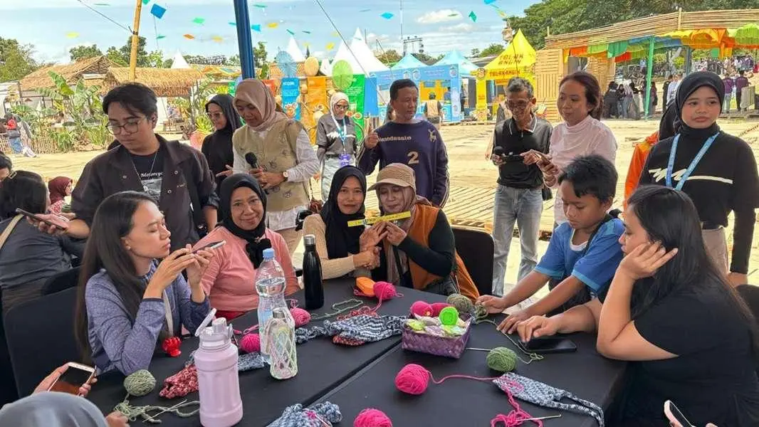 West Java Festival 2025: Kampung Rajut Binong Jadi Sorotan dengan Workshop Merajut Inklusif