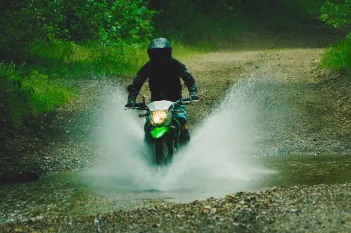 5 Cara Merawat Motor Trail Saat Musim Hujan agar Tetap Tangguh dan Nggak Cepat Rusak