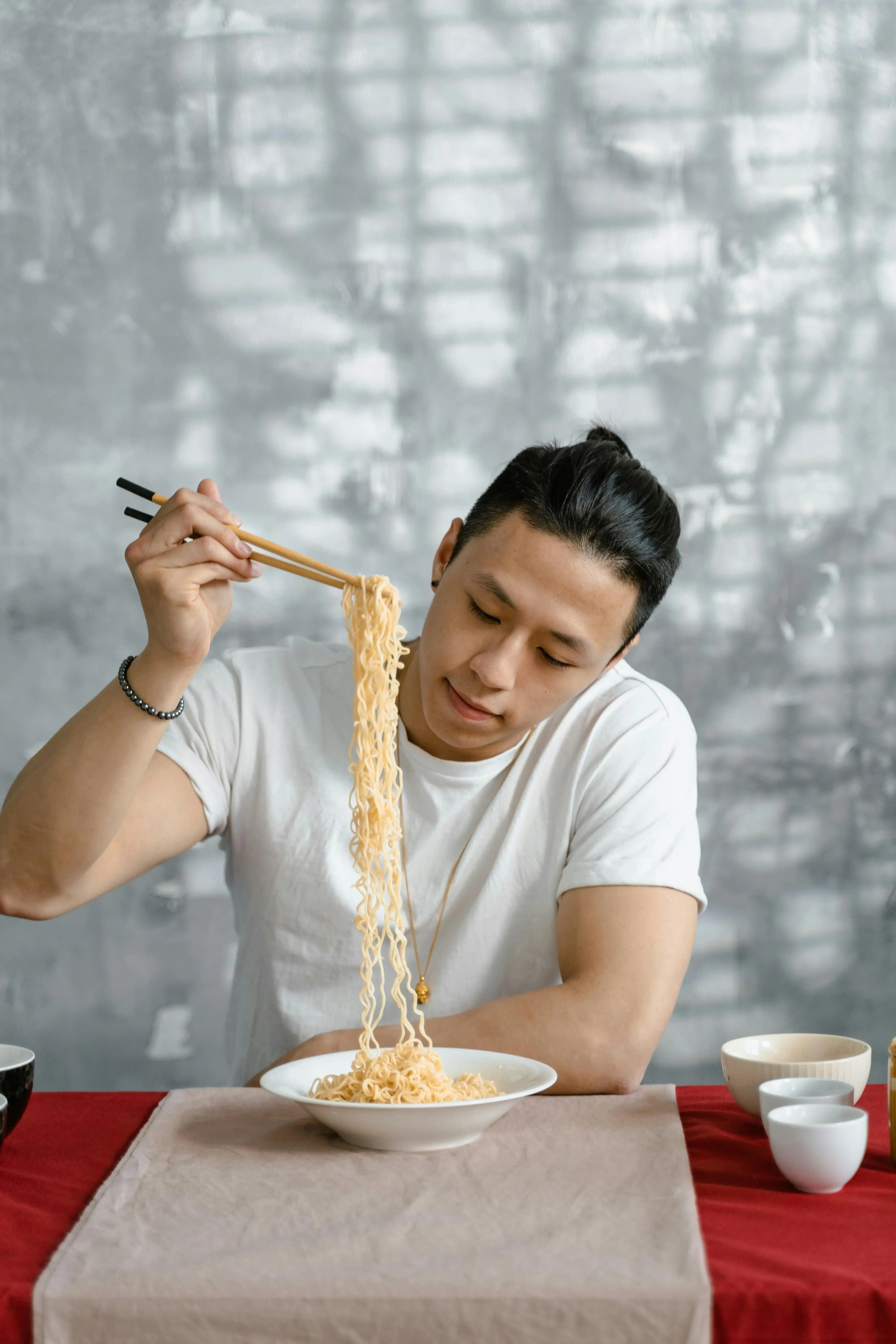 Mengapa Mie Instan dan Olahan Menjadi Produk Murah? Analisis Dampak Global