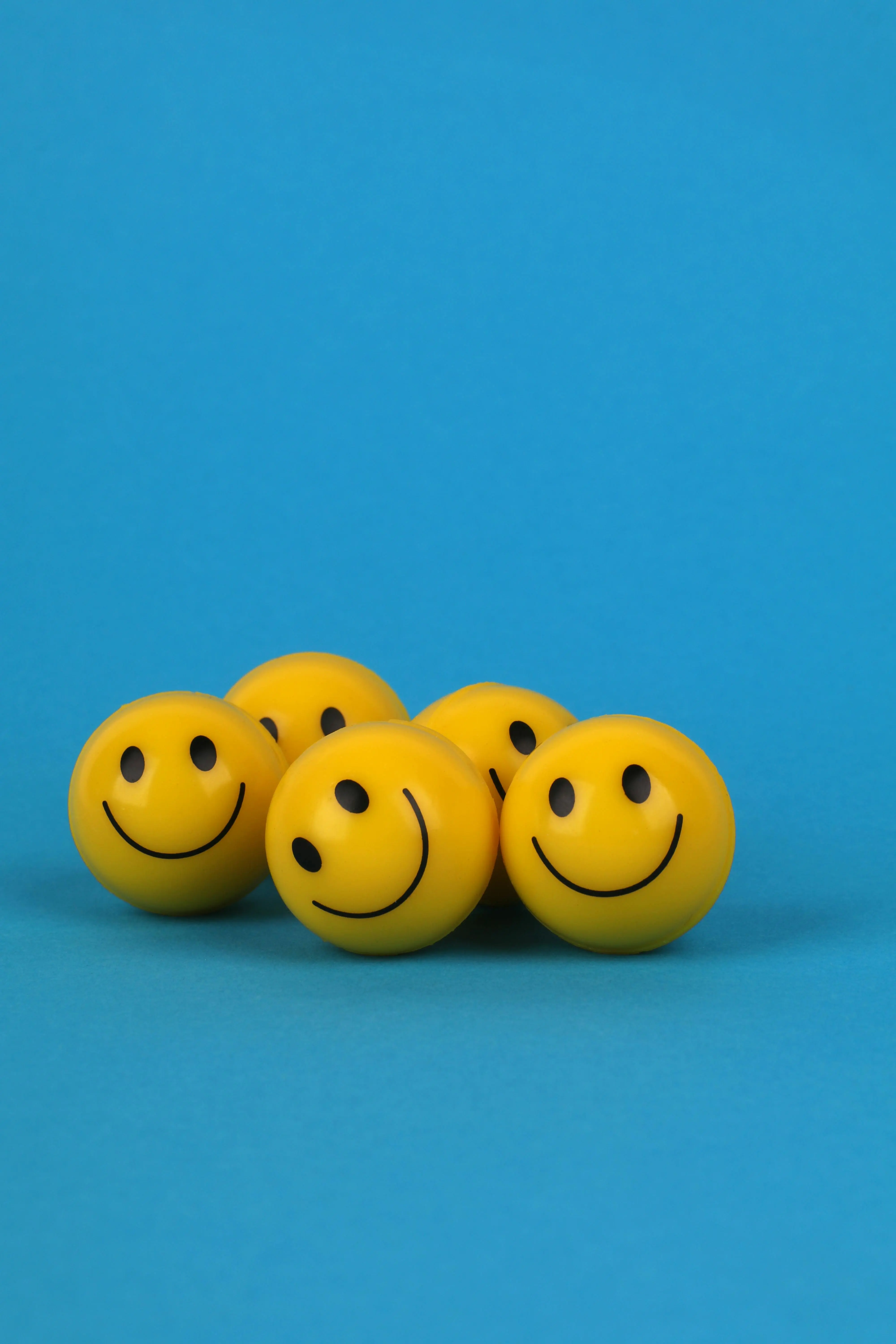 Senyum Digital: Bagaimana Emotikon dan Emoji Mengubah Nada dan Makna Komunikasi Teks Modern
