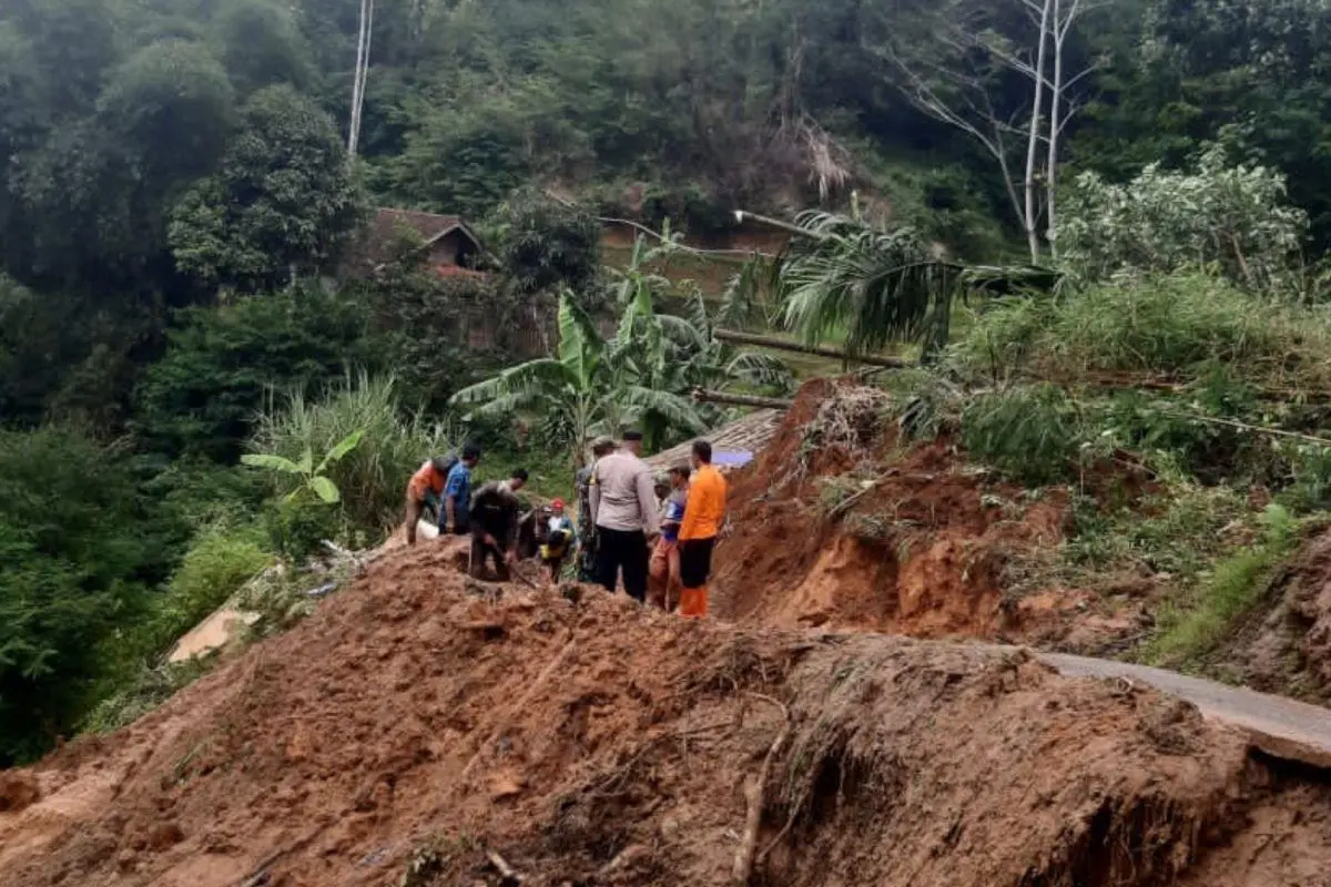 Jalur Selatan Garut Kembali Lancar Usai Longsor, Petugas Imbau Warga Tetap Waspada