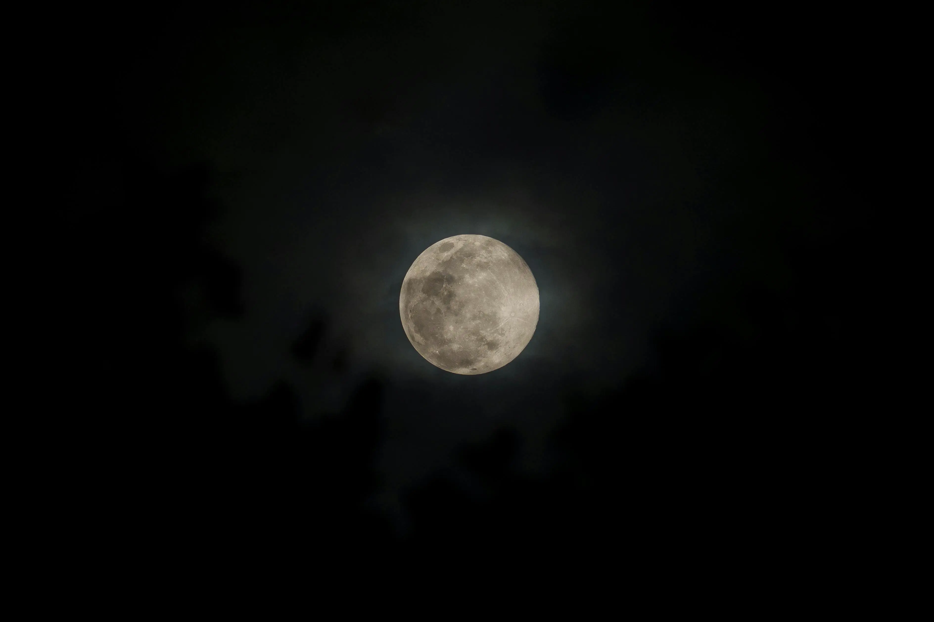 Menguak Misteri Malam Hari: Mengapa Hantu Selalu Muncul Saat Gelap? Penjelasan Sains