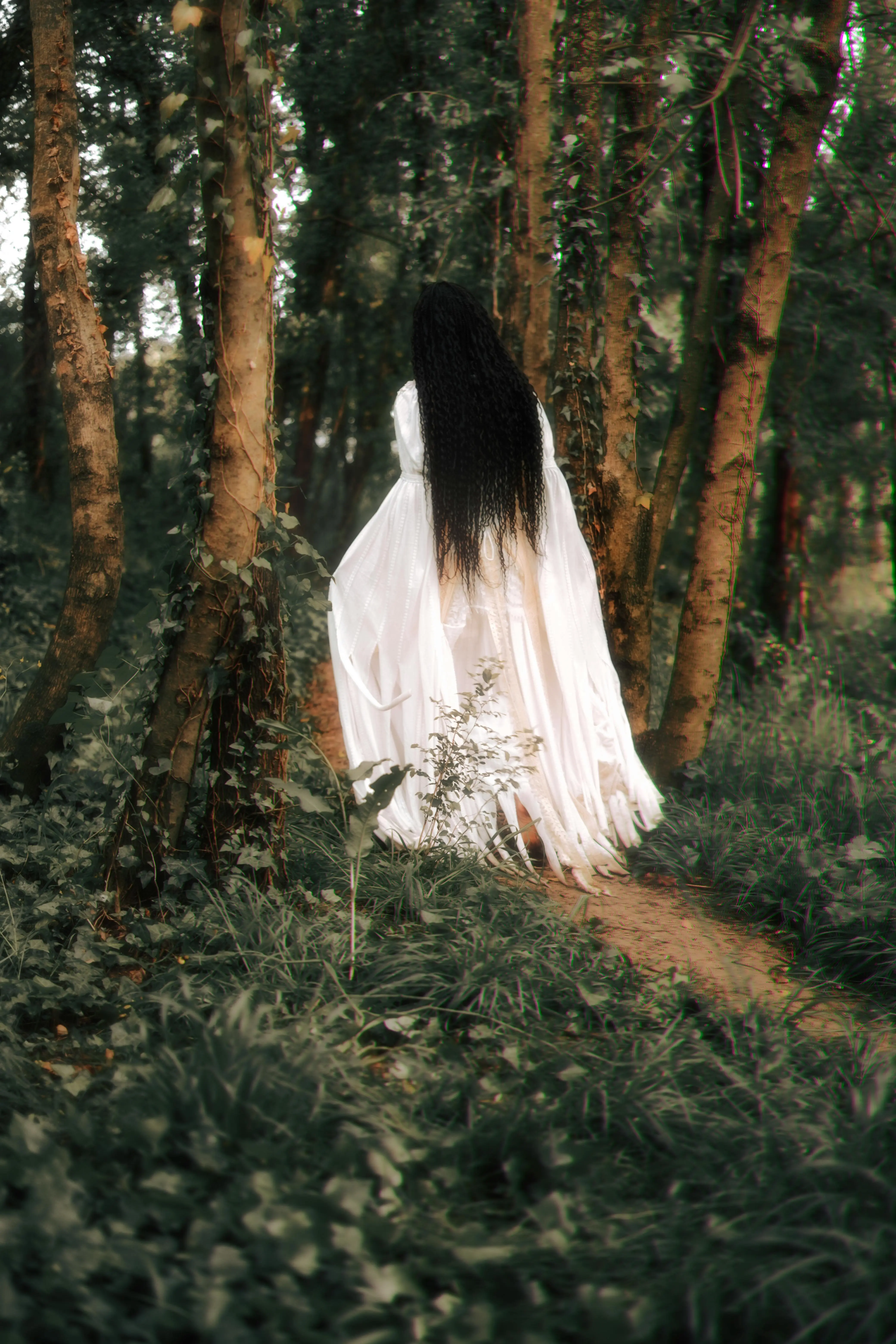 Dendam Tak Berujung: Menguak Perbedaan Filosofi Hantu Yūrei Jepang dan Kuntilanak Indonesia